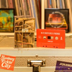 Produkt "Hi-Fi Hustlerz & Friends: Sampler I (Limited Tape Edition)" vor Vinyl-Wand